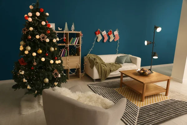 Stilvolles Interieur Des Zimmers Mit Wunderschönem Weihnachtsbaum Und Dekorationen — Stockfoto
