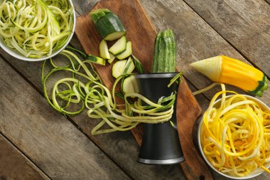 Ahşap masa üzerinde sarmal rende Taze kabak spagetti