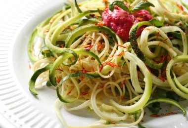 Lezzetli spagetti kabak ve plaka, tatlı sos ile