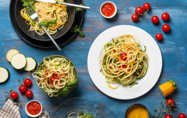 Lezzetli spagetti kabak ve renk ahşap masa üzerinde soslar ile