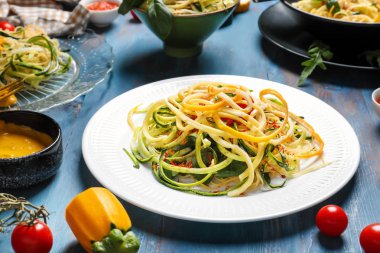 Ahşap masa üzerinde kabak spagetti ile plaka