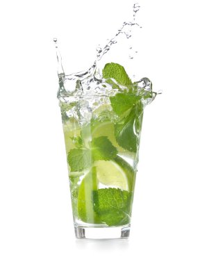 Beyaz arka plan üzerinde sıçraması ile taze Mojito cam