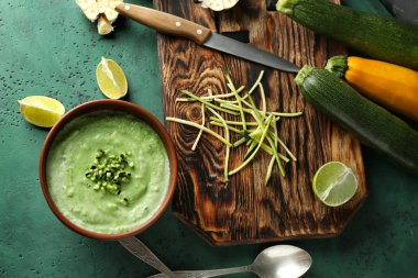 Renk tablosu üzerinde kase lezzetli kabak çorbası