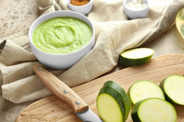 Tablo taze dilimlenmiş iliği kase lezzetli kabak çorbası