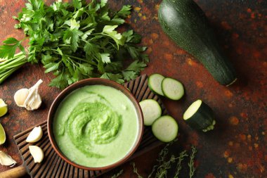 Ahşap tahta üzerinde kase lezzetli kabak çorbası