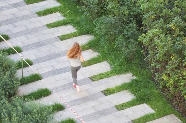 Parkta çalışan güzel bir genç kadın