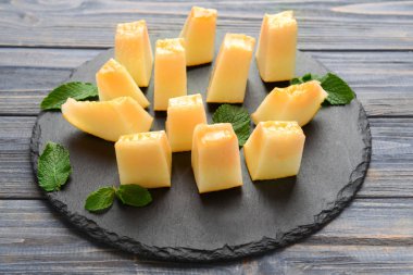 Olgun kavun kayrak tabağa dilimlenmiş