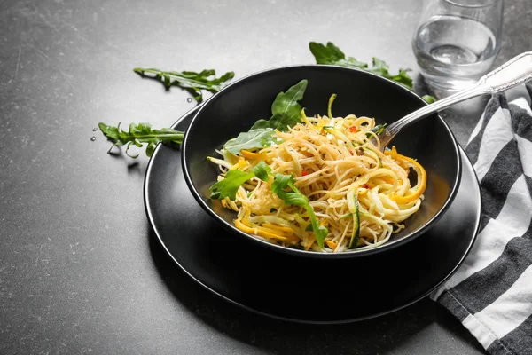 Spaghetti Cukinią Misce Stół Ciemny — Zdjęcie stockowe