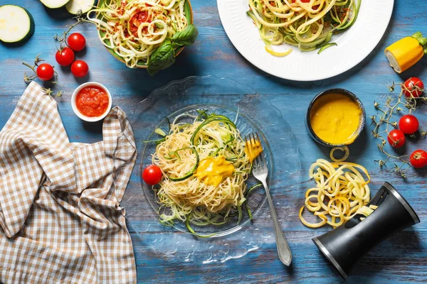 Smaczny Spaghetti Cukinią Sosy Drewnianej Tablicy Kolorów — Zdjęcie stockowe