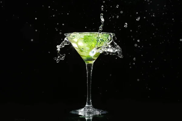 Bicchiere Mojito Fresco Con Spruzzi Sfondo Scuro — Foto Stock