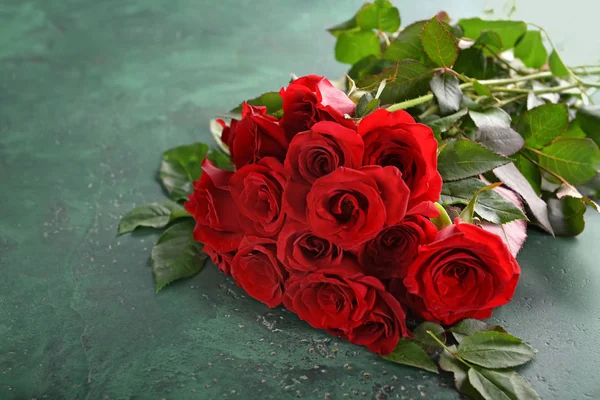 Schöner Strauß Roter Rosen Auf Farbigem Hintergrund — Stockfoto