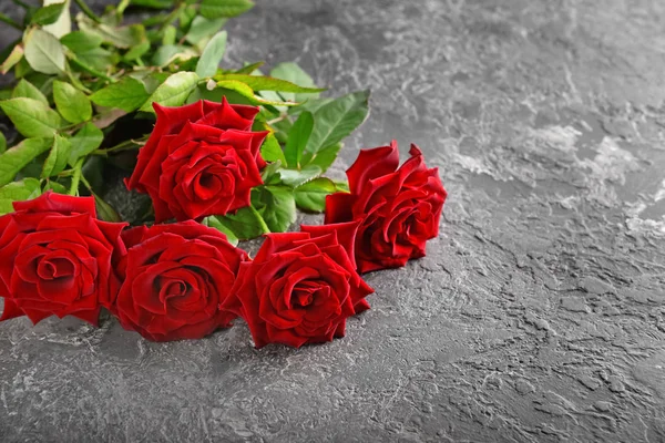 Hermoso Ramo Rosas Rojas Sobre Fondo Gris —  Fotos de Stock