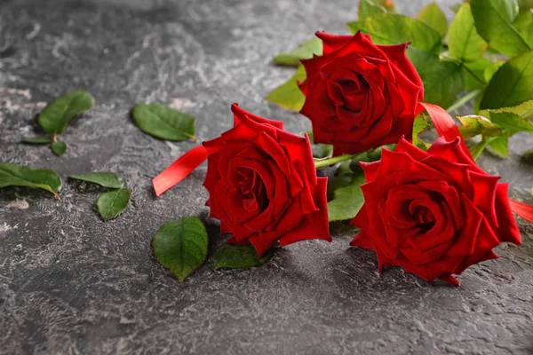 Schöner Strauß Roter Rosen Auf Grauem Hintergrund — Stockfoto