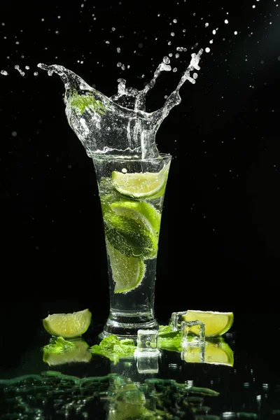 Glass Fresh Mojito Splashes Dark Background — Stock Photo, Image