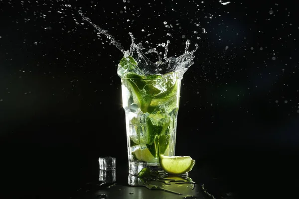 Glass Fresh Mojito Splashes Dark Background — Stock Photo, Image
