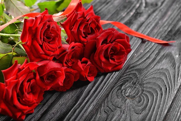 Bellissime Rose Rosse Sfondo Legno — Foto Stock