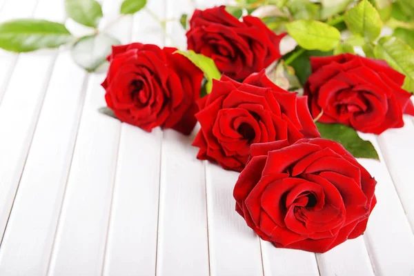 Schöne Rote Rosen Auf Weißem Holzhintergrund — Stockfoto