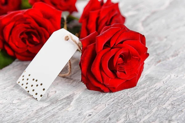 Bellissimo Bouquet Rose Rosse Tag Sfondo Chiaro — Foto Stock