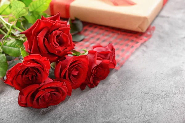Gyönyörű Csokor Vörös Rózsa Ajándék Doboz Szürke Háttér — Stock Fotó