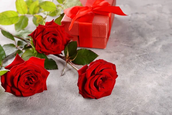 Beautiful Red Roses Gift Box Grey Background — Stock Photo, Image