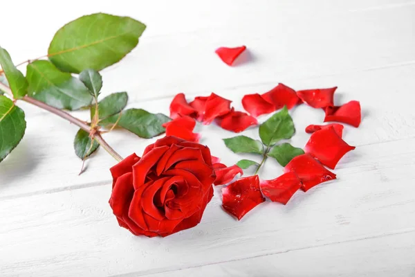 Bella Rosa Rossa Cuore Fatto Petali Sfondo Legno Bianco — Foto Stock