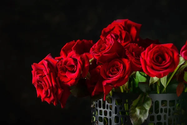 Vase Avec Beau Bouquet Roses Rouges Sur Fond Sombre — Photo