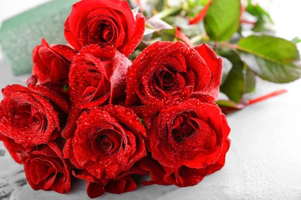 Gyönyörű Csokor Vörös Rózsa Asztalra Vértes — Stock Fotó