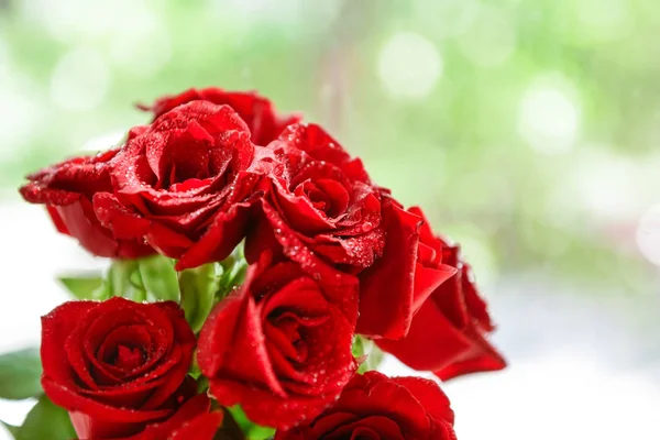 Gyönyörű Csokor Vörös Rózsa Homályos Háttérrel Vértes — Stock Fotó