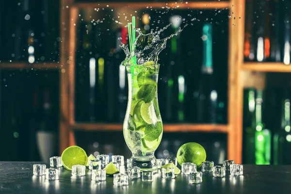 Glass Fresh Mojito Splashes Table Bar — Stock Photo, Image