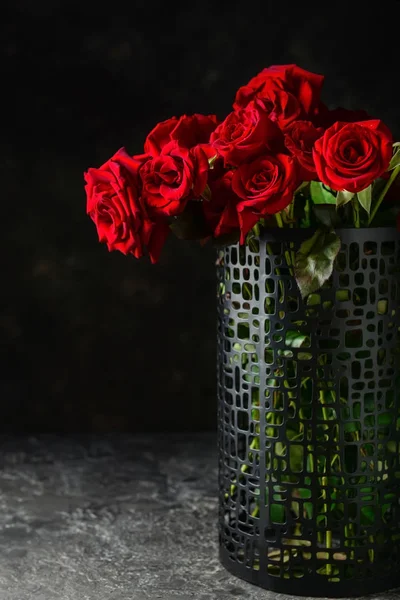 Vaas Met Mooie Boeket Van Rode Rozen Donkere Achtergrond — Stockfoto