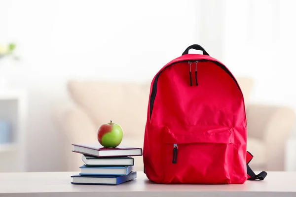 Zaino Scuola Con Quaderni Mela Sul Tavolo — Foto Stock