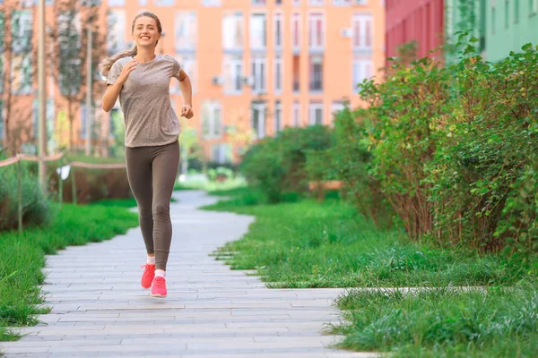 Mooie Jonge Vrouw Uitgevoerd Buiten — Stockfoto