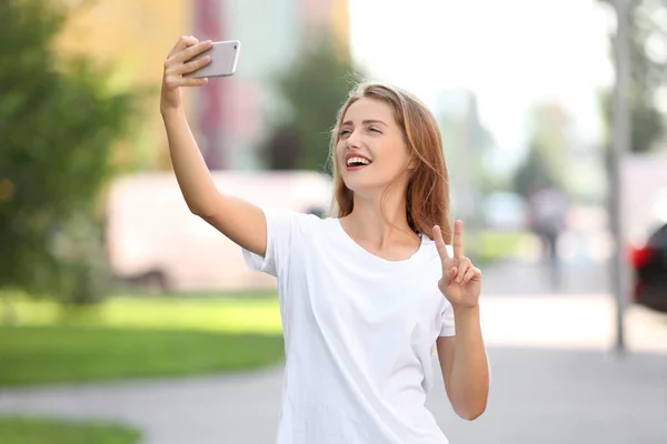 Schöne Junge Frau Macht Selfie Freien — Stockfoto