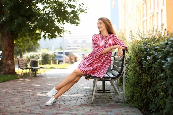 Schöne Junge Frau Ruht Sich Auf Holzbank Park Aus — Stockfoto