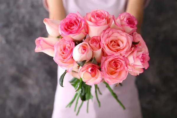 Frau Hält Strauß Schöner Rosen Auf Grauem Hintergrund — Stockfoto