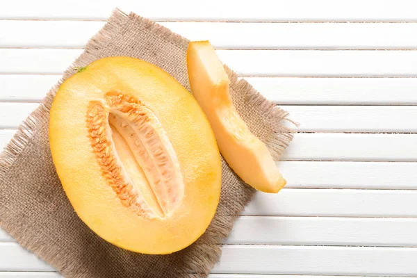 Gesneden Van Rijpe Meloen Witte Houten Tafel — Stockfoto