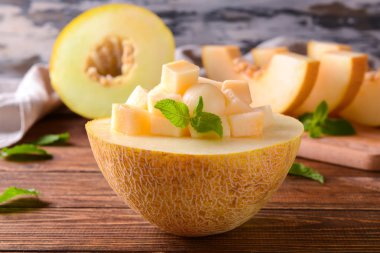 Yarım adet ahşap masa kavun ile