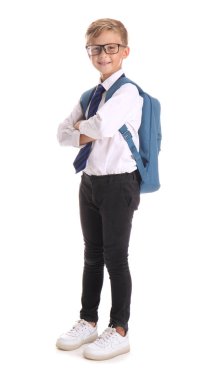 Beyaz arka planda şirin bir okul çocuğu.