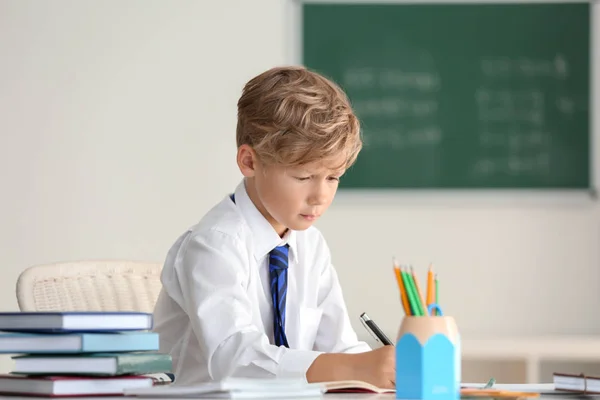 Söt Liten Pojke Göra Läxor Klassrummet — Stockfoto