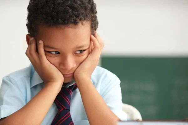 Aburrido Chico Afroamericano Poco Dispuesto Estudiar Aula — Foto de Stock