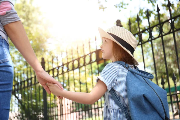 かわいいです女の子行きます学校とともに彼女の母親 — ストック写真