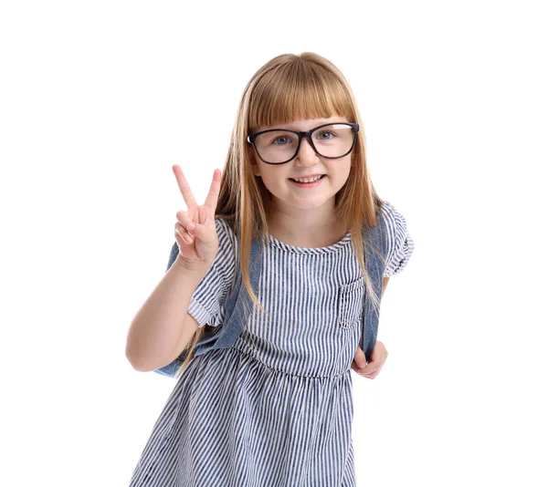 Nettes Kleines Schulmädchen Zeigt Siegesgeste Auf Weißem Hintergrund — Stockfoto