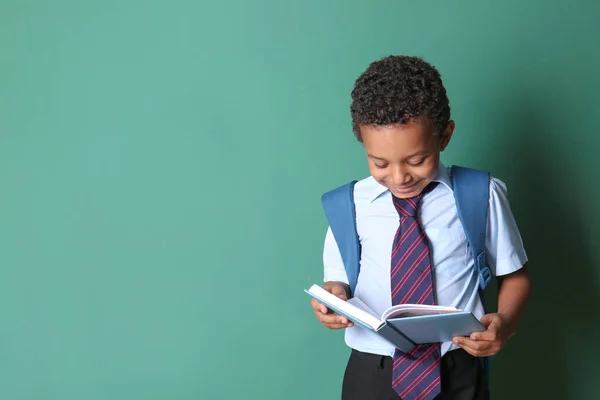 Lindo Colegial Afroamericano Leyendo Libro Sobre Fondo Color — Foto de Stock