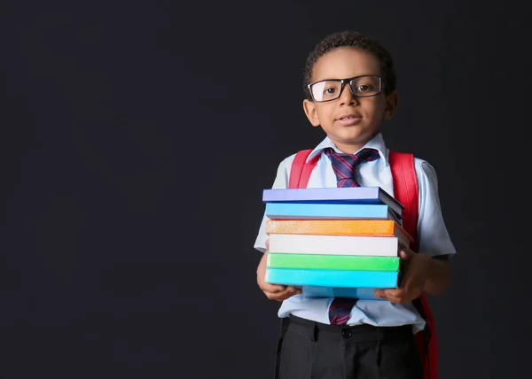 Lustiger Afrikanisch Amerikanischer Schuljunge Mit Büchern Auf Dunklem Hintergrund — Stockfoto