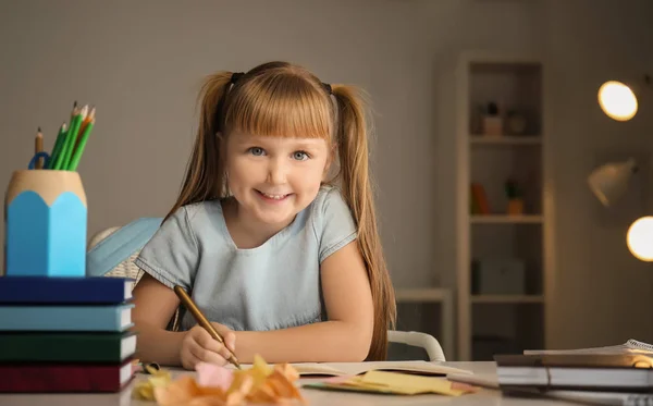 Menina Bonito Fazendo Suas Lições Casa — Fotografia de Stock