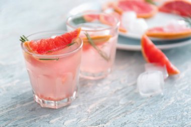 Taze greyfurt kokteyl cam ahşap masa üzerinde rosemary ile