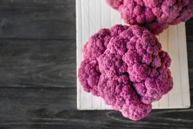 Ahşap masada mor karnabahar