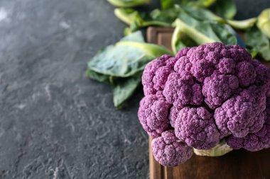 Ahşap tahta üzerinde mor karnabahar