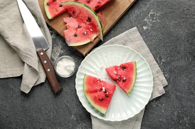 Plaka ve dilim karpuz grunge zemin üzerine kurulu