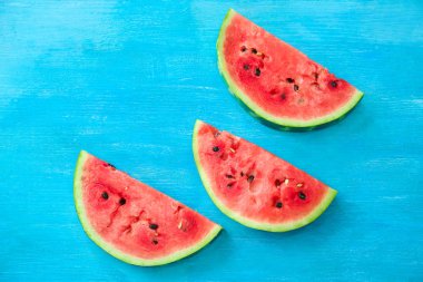 Renk tablosu üzerinde taze karpuz dilimleri